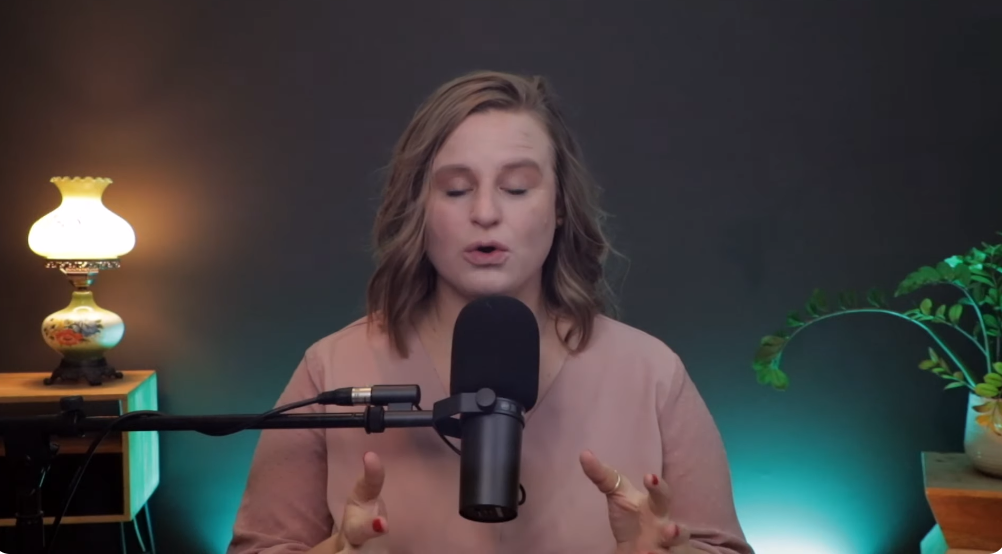 Portrait de Kirby Hanrahan dans un atelier de mode